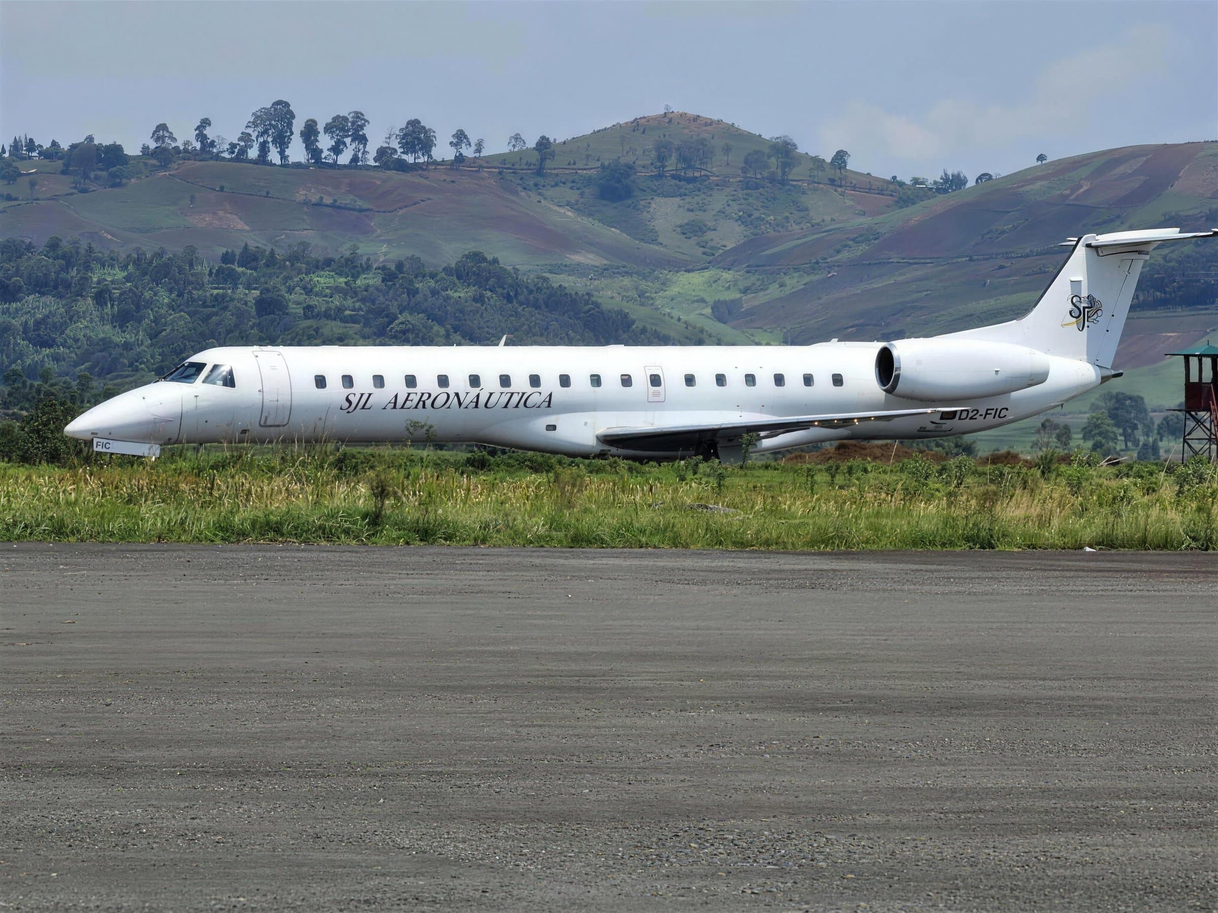 Embraer 145 da SJL Aeronáutica com o planalto angolano ao fundo