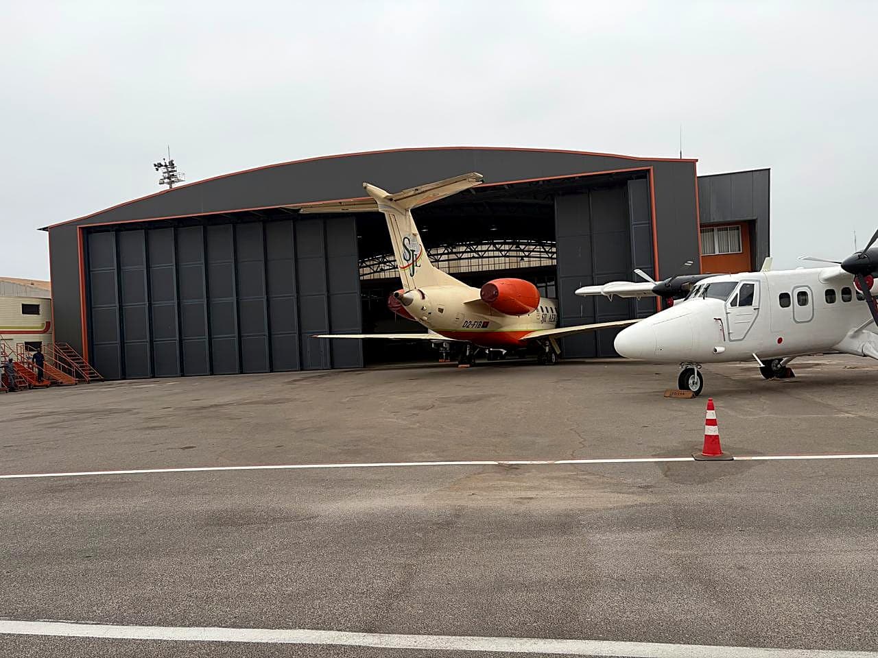 Hangar da SJL Aeronáutica com Embraer 135 e Twin Otter na placa