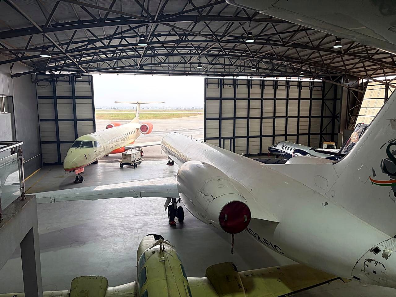 Interior do hangar de manutenção da SJL com aeronaves da frota