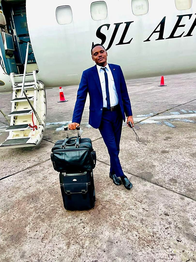 Tripulante da SJL na placa junto à escada da aeronave