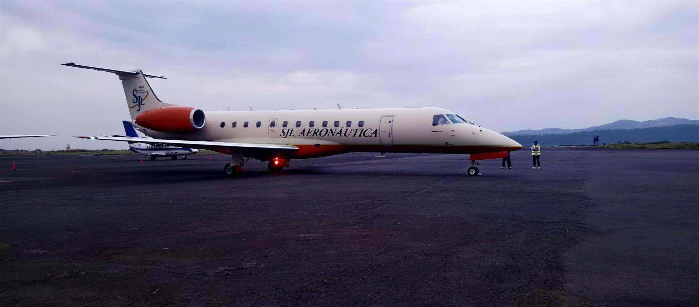 Embraer da SJL na placa ao anoitecer